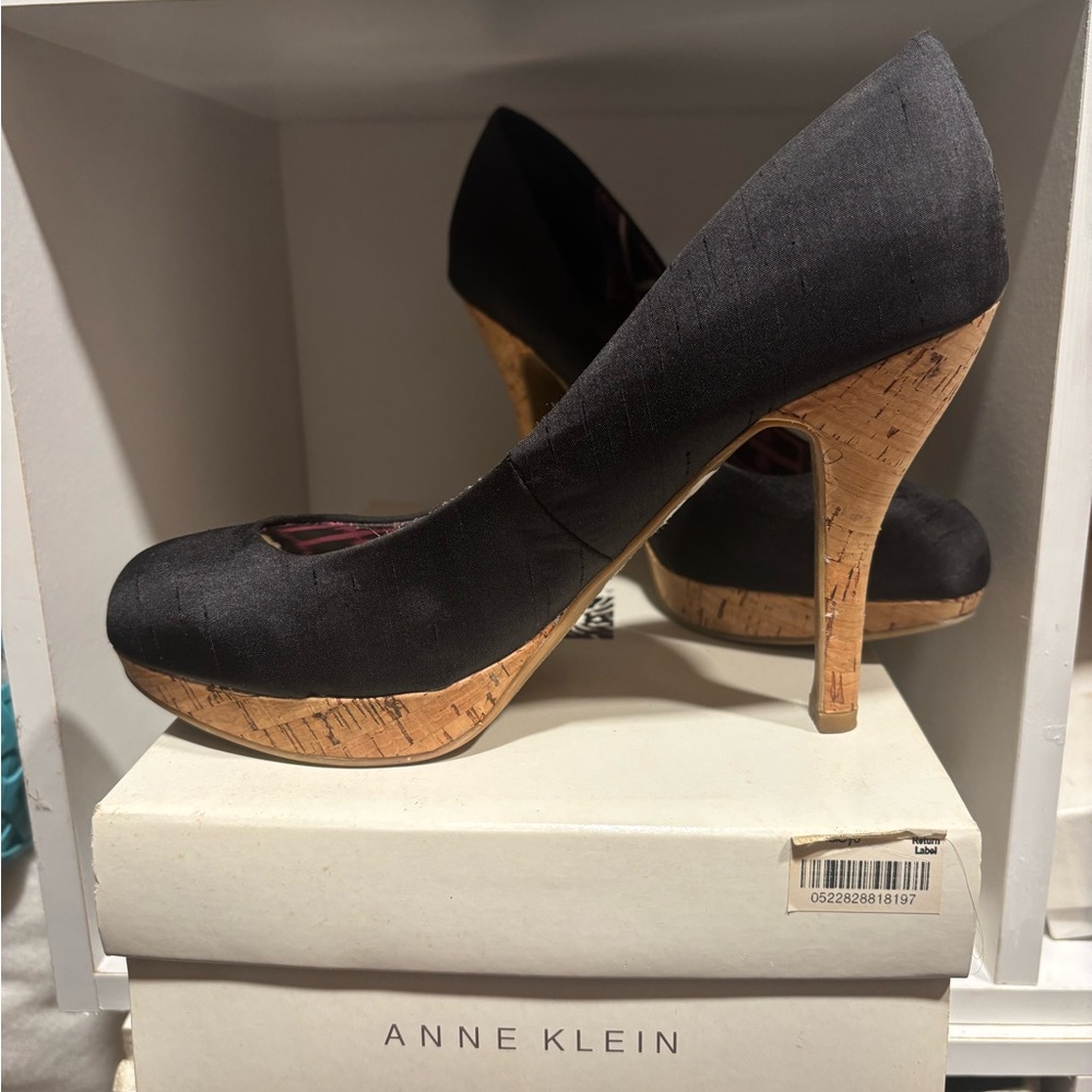 Anne Klein Black and Tan Women's Heels